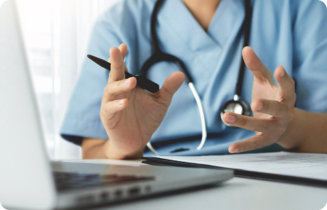 Professionnel de la santé devant un ordinateur.