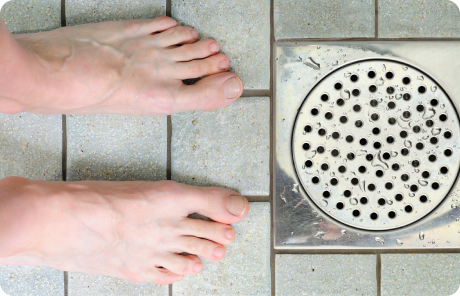 Pieds dans une douche publique.